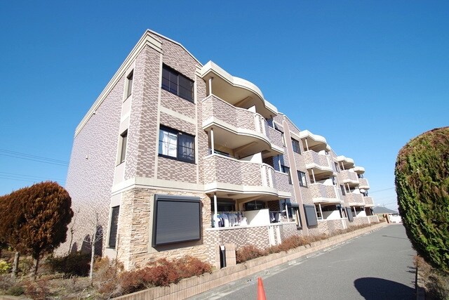 パイン・ヒルズ参番館の物件外観写真