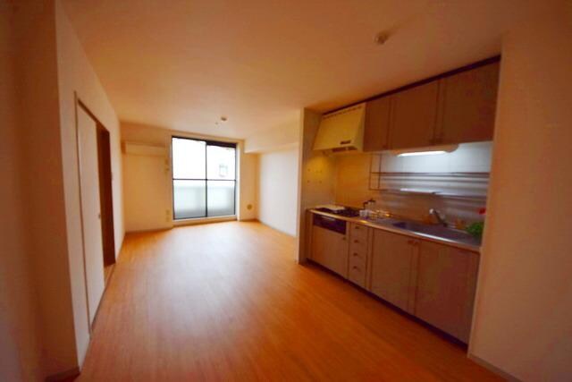 ファミリーカーサの物件内観写真