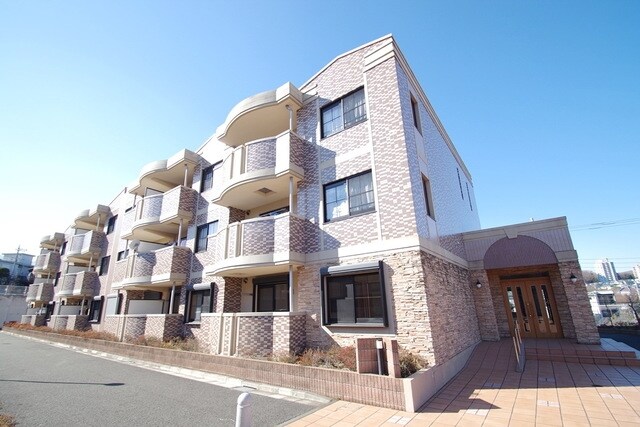 パイン・ヒルズ参番館の物件外観写真