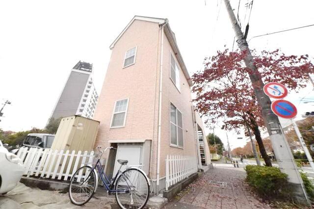 レオパレスプチベルク参番館の物件外観写真