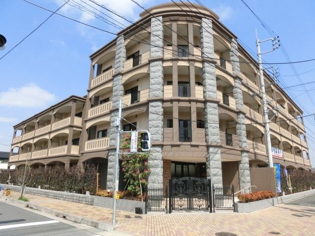 貴賓館の物件外観写真