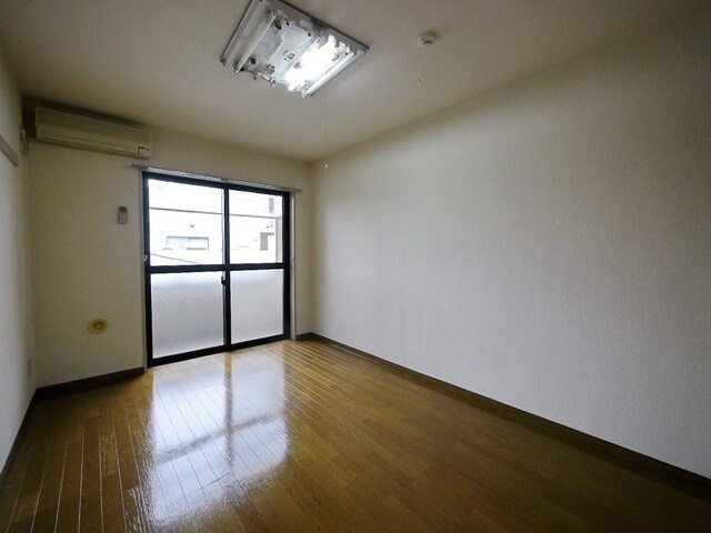 ワイズ・トヨオカの物件内観写真