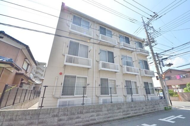 レオパレスリベル中浦和の物件外観写真