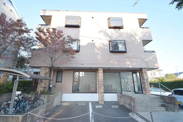 サンプレスの物件外観写真