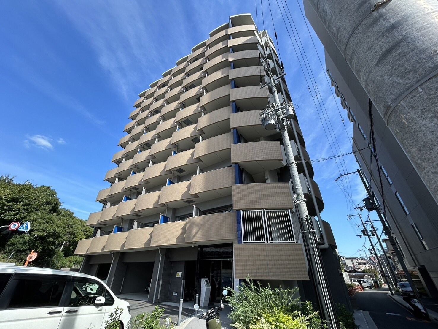 プレサンス江坂ベルフィーヌの物件外観写真