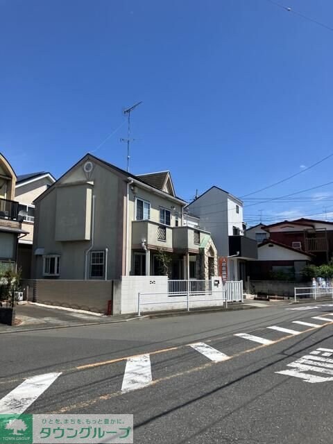 陽光の射す賃貸戸建ての物件外観写真