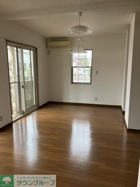 陽光の射す賃貸戸建ての物件内観写真