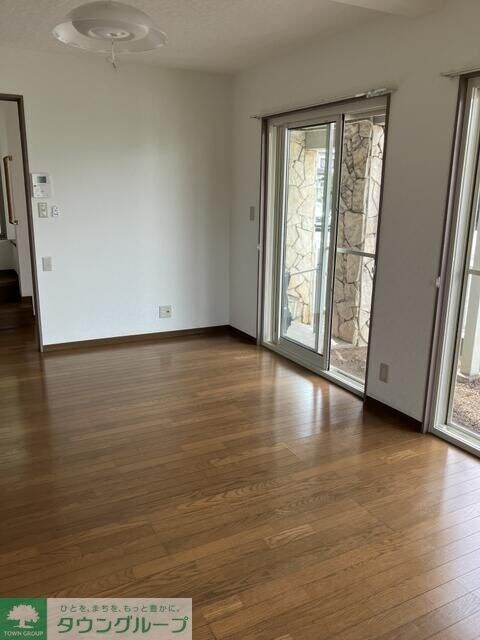 陽光の射す賃貸戸建ての物件内観写真