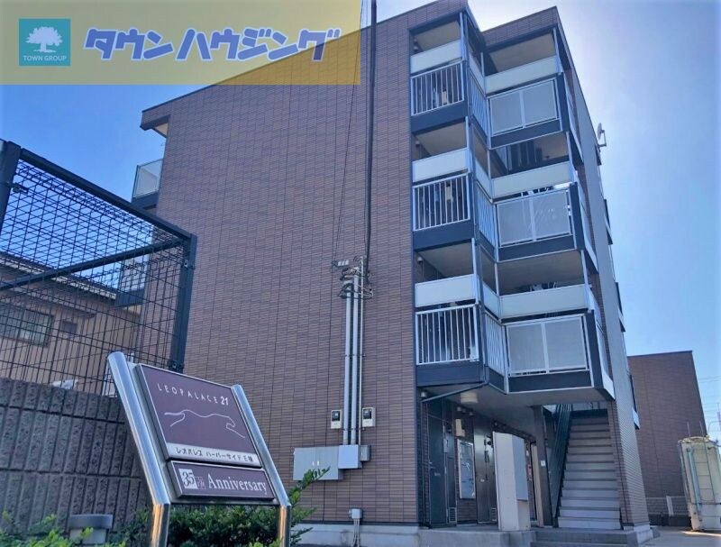 レオパレスハーバーサイドE棟の物件外観写真