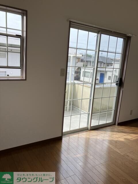 陽光の射す賃貸戸建ての物件内観写真