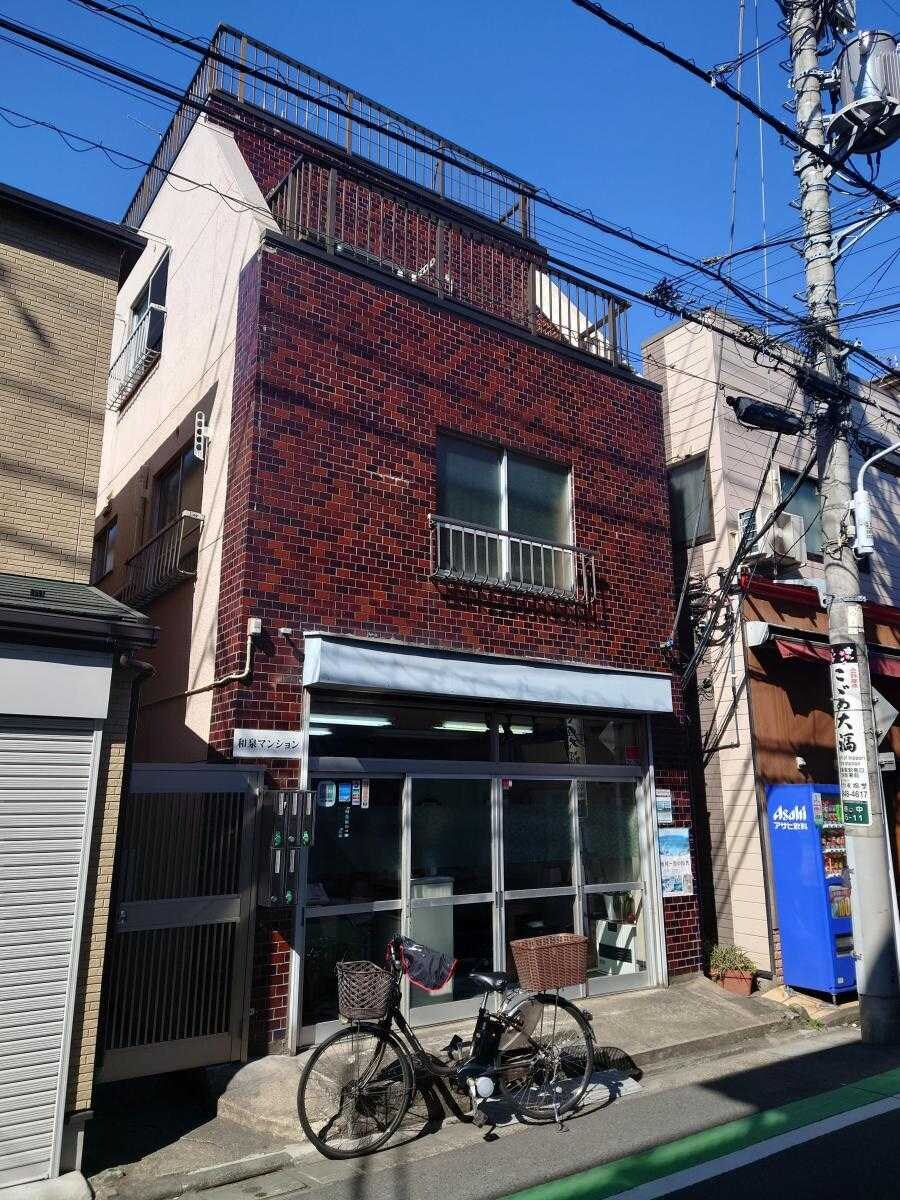 和泉マンションの物件外観写真