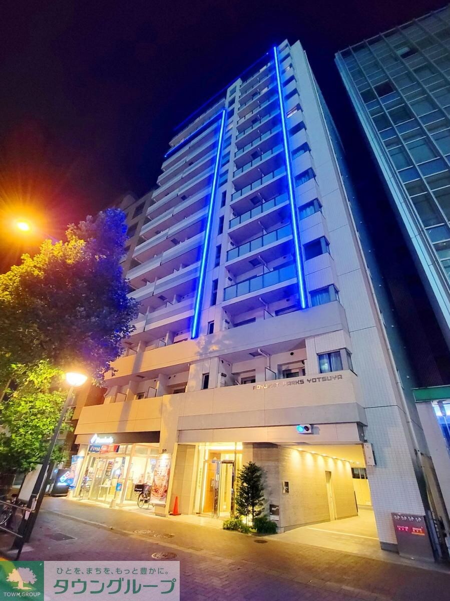 ロイジェントパークス四ッ谷の物件外観写真