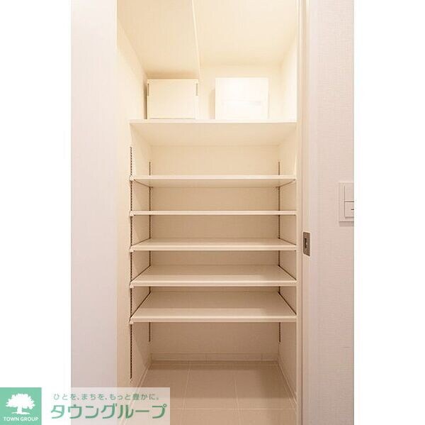 コンフォリア東新宿の物件内観写真