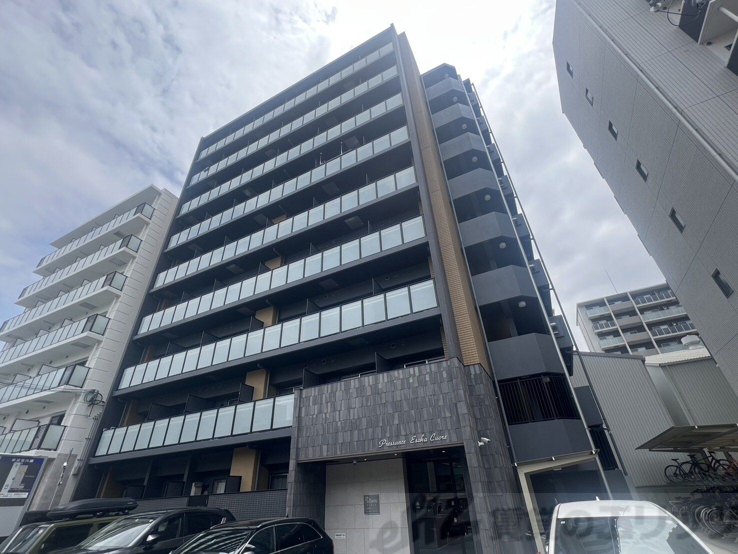 プレサンス江坂クォーレの物件外観写真