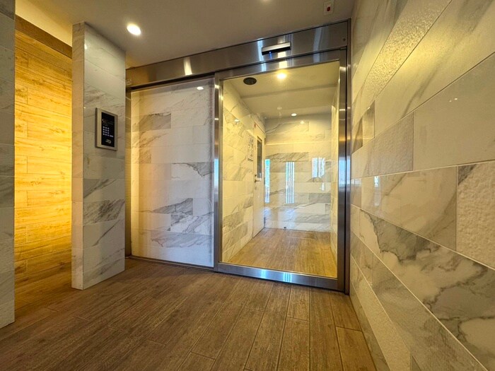 B CITY APARTMENT NAKANO EASTの物件外観写真