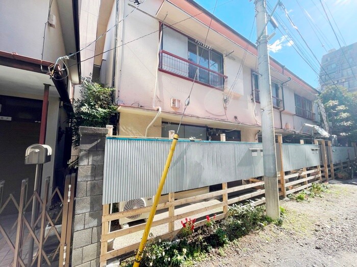 秋山アパ－トの物件外観写真