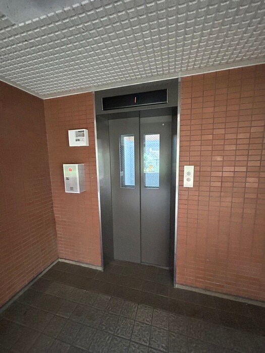 岩井マンションの物件外観写真