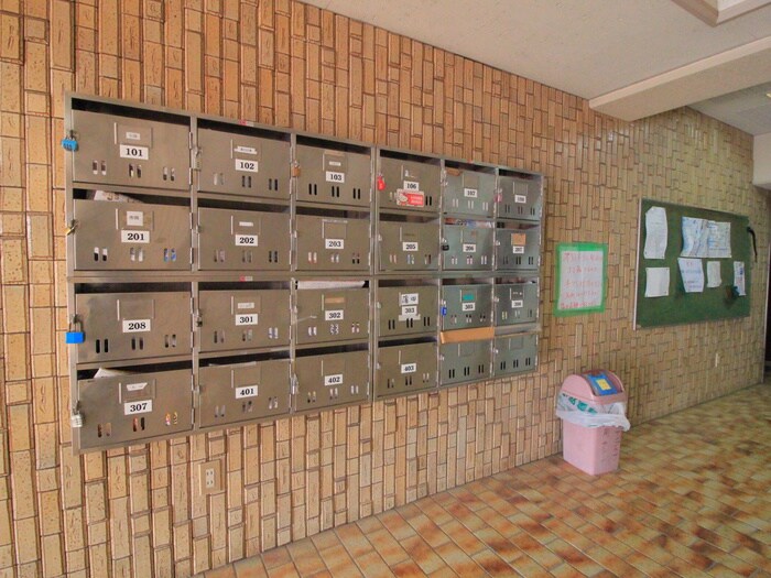 三高サンプラザの物件外観写真