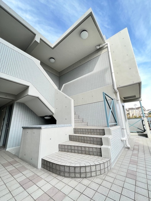 ル－ト大倉山マンションAの物件外観写真