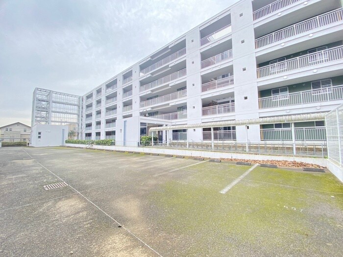 ベルヴィ能見台A棟の物件外観写真