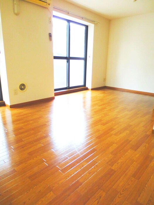 ＣＯＵＲＴ－ＹＡＲＤ三橋公園Ｄの物件内観写真