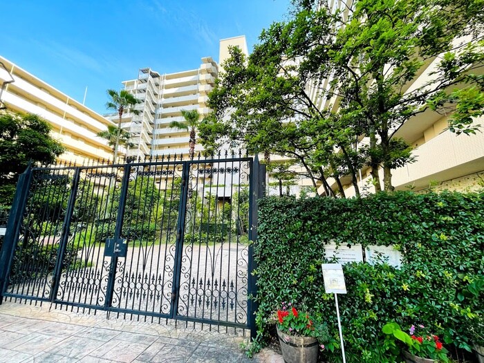 ロイヤルパークス新田の物件外観写真