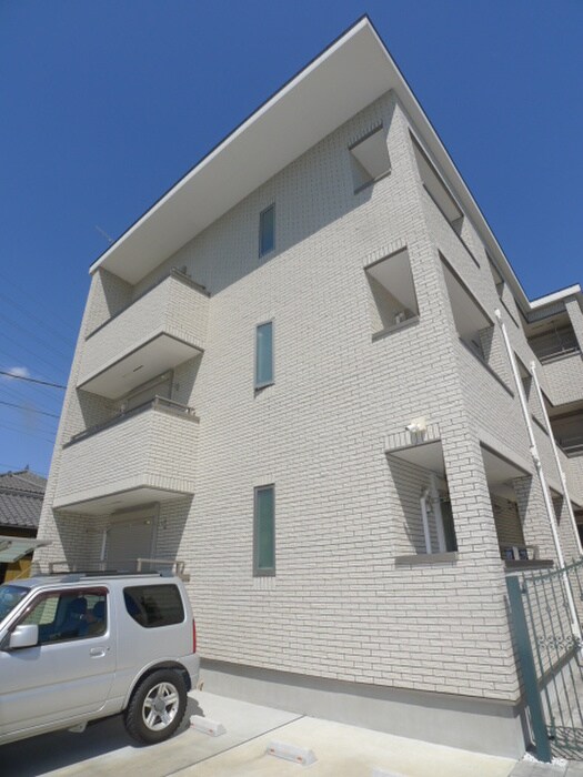 アブレール・フトラの物件外観写真