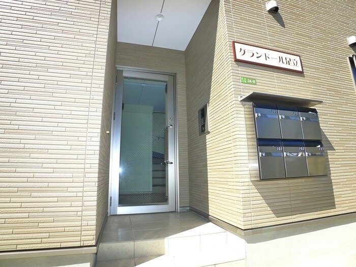 グランドール足立の物件外観写真