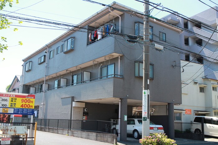 ファミ－ル鈴木の物件外観写真