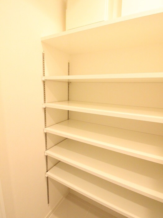 コンフォリア東新宿の物件内観写真