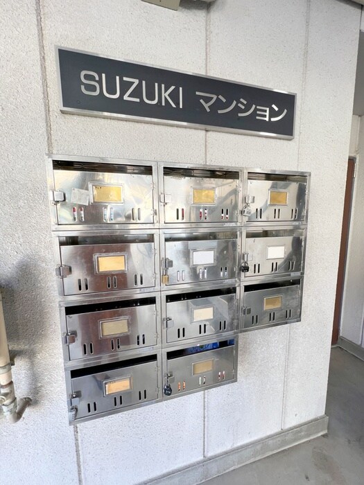 SUZUKI　マンションの物件外観写真