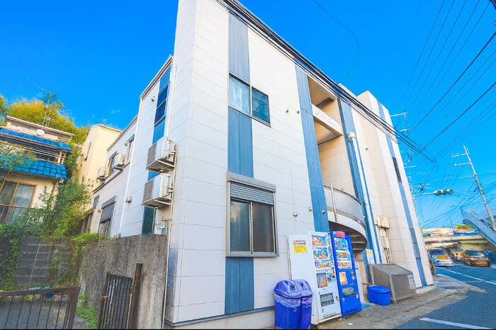 アザレ読売ランドＡ棟の物件外観写真