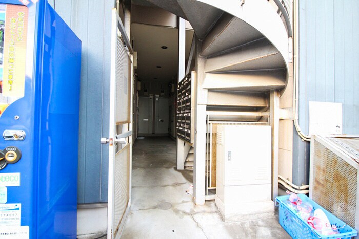 アザレ読売ランドＡ棟の物件外観写真