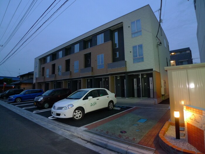 アンティフルールの物件外観写真