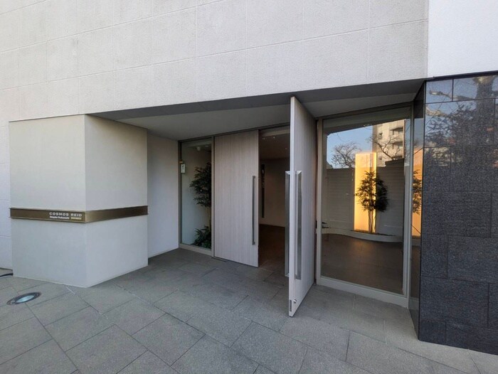 コスモリード新宿余丁町の物件外観写真