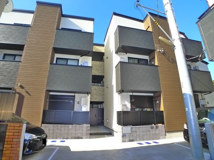 中山パークスイートの物件外観写真