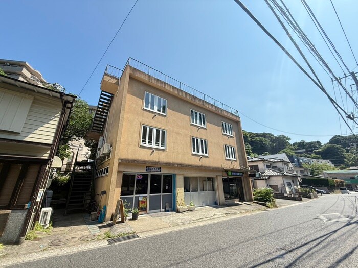 披露山アパ－トメントの物件外観写真