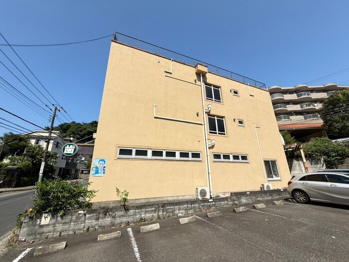 披露山アパ－トメントの物件外観写真