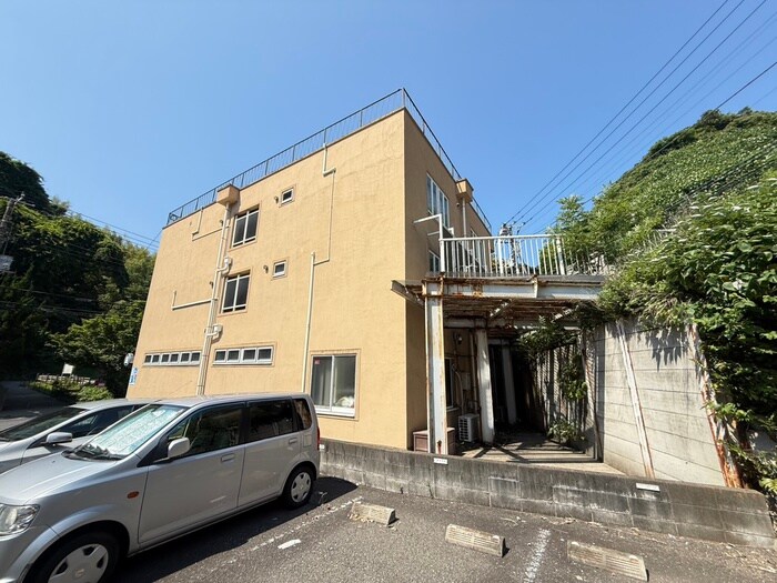 披露山アパ－トメントの物件外観写真