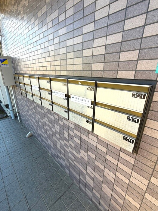 サンプレミ－ル浦和の物件外観写真