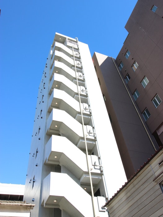 Bee Flatsの物件外観写真