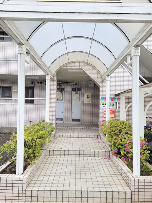 シャトル中央の物件外観写真