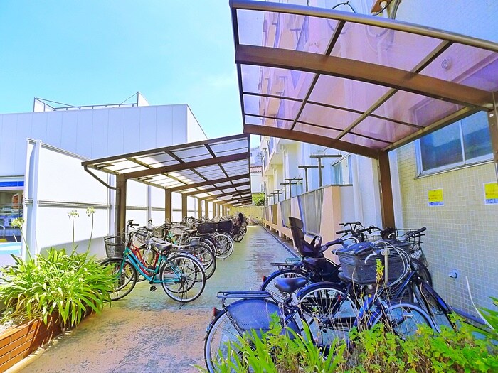 鴨下マンションの物件外観写真