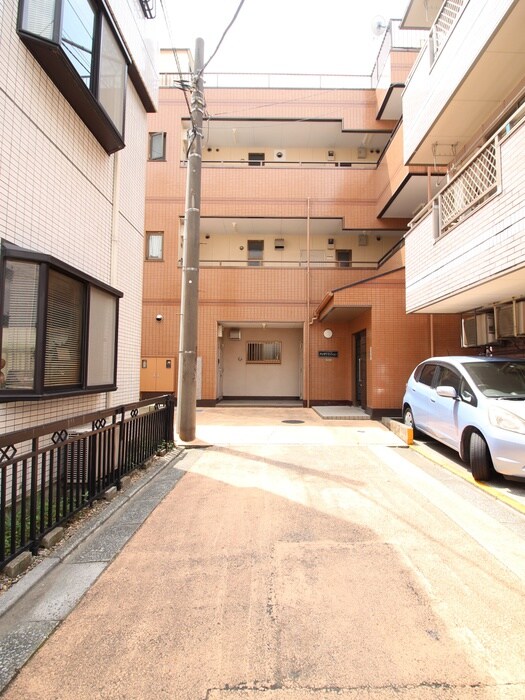 アシザワマンションの物件外観写真