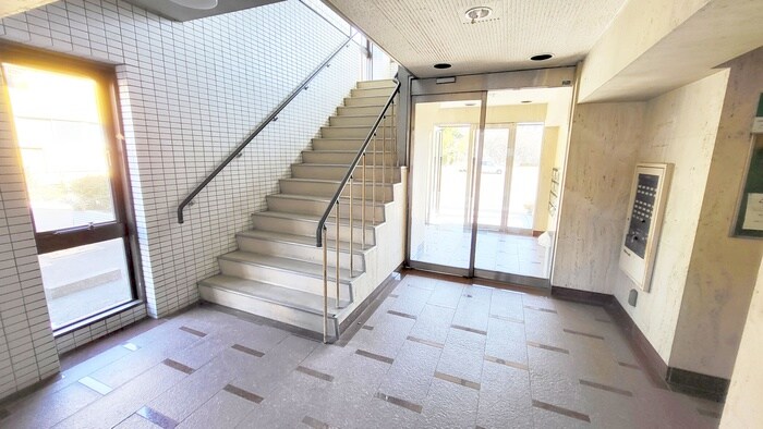 伊奈ＯＣマンションの物件外観写真