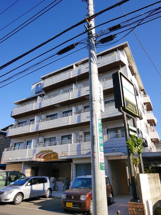 若尾レジデンスの物件外観写真