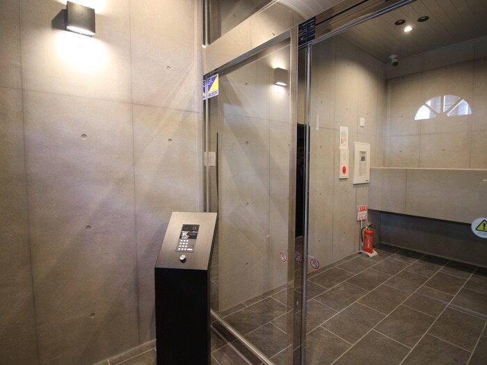 プラザハウスビルの物件外観写真