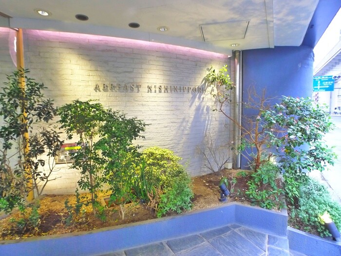 アブレスト西日暮里の物件外観写真