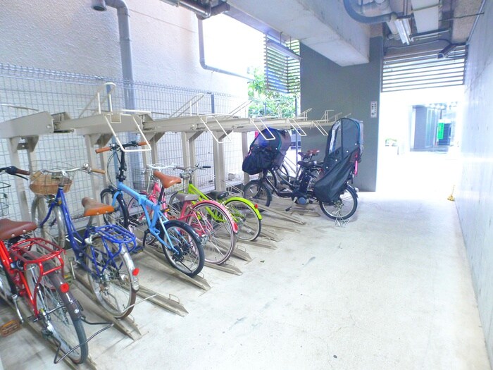 アブレスト西日暮里の物件外観写真