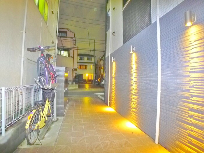 b`CASA Higashiayaseの物件外観写真